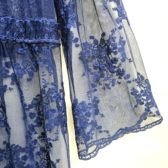 Feminine Lace Coverup Wrap, Special Event, Poolside & Resort Wear, Size Large. - Picture 4 of 11